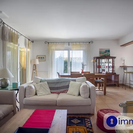 Casa vacanze House In With Swimming Pool